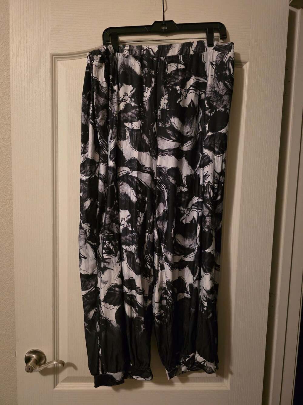 Simply Aste Pants Size 4X Black White Abstract Floral Cuffed Harem Style